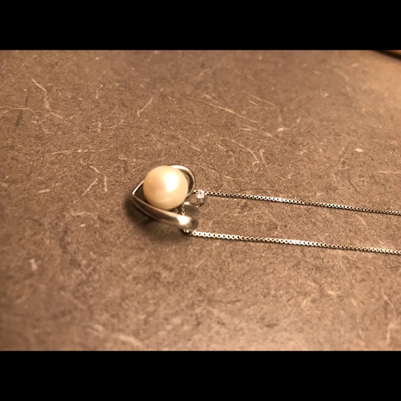 Silver heart pearl necklace with a diamond - Picture 4 of 5